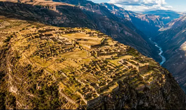 Afectaciones en las estructuras de T’aqrachullo en Cusco encienden las alarmas por comportamiento de visitantes