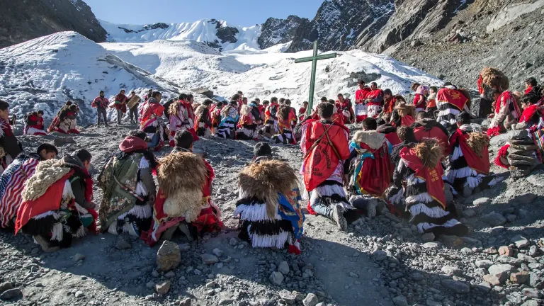 La Fé que desafía las alturas: miles de fieles participan en la misa central del Señor de Qoyllur Rit’i a más de 4,600 metros de altitud