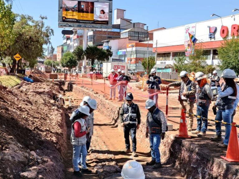 Cultura Cusco y empresa ejecutora evalúan alternativas técnicas para proteger camino inca y garantizar continuidad de obra de drenaje pluvial