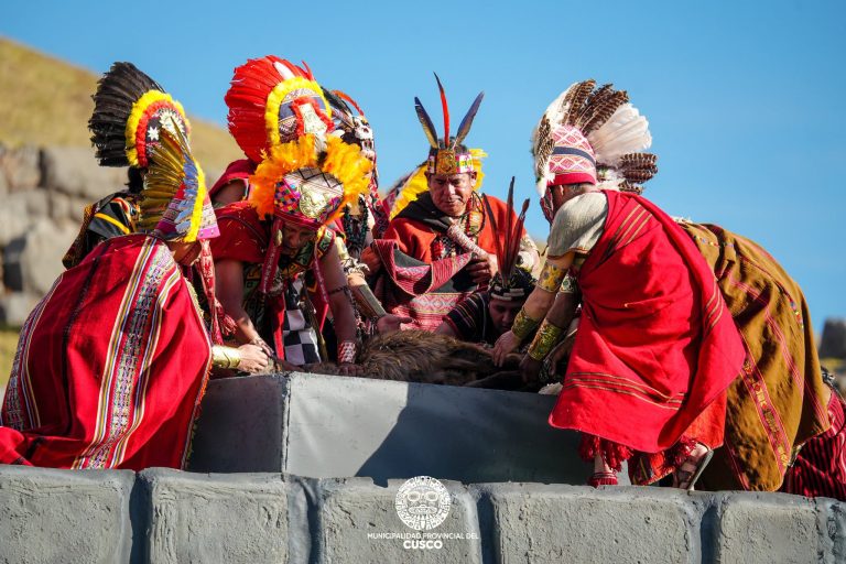 La monumental escenificación del Inti Raymi volvió a cautivar a miles de espectadores en sus tres espacios sagrados, consolidando el Día del Cusco