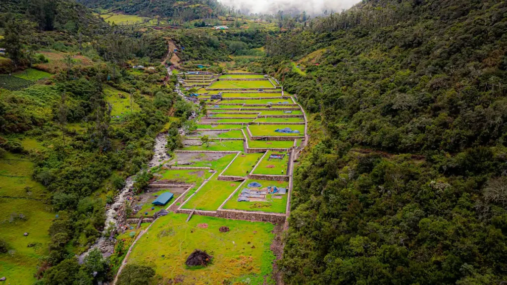 vista-aerea-de-andenes-restaurandos-en-yuraq-rumi-en-vilcabamba