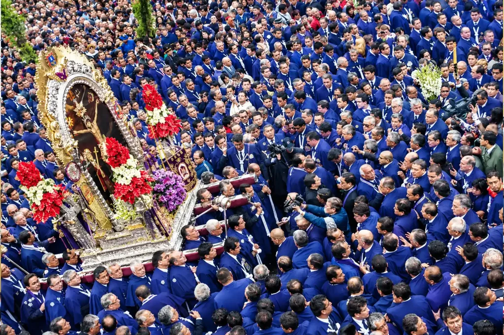 Procesión religiosa entre multitudes
